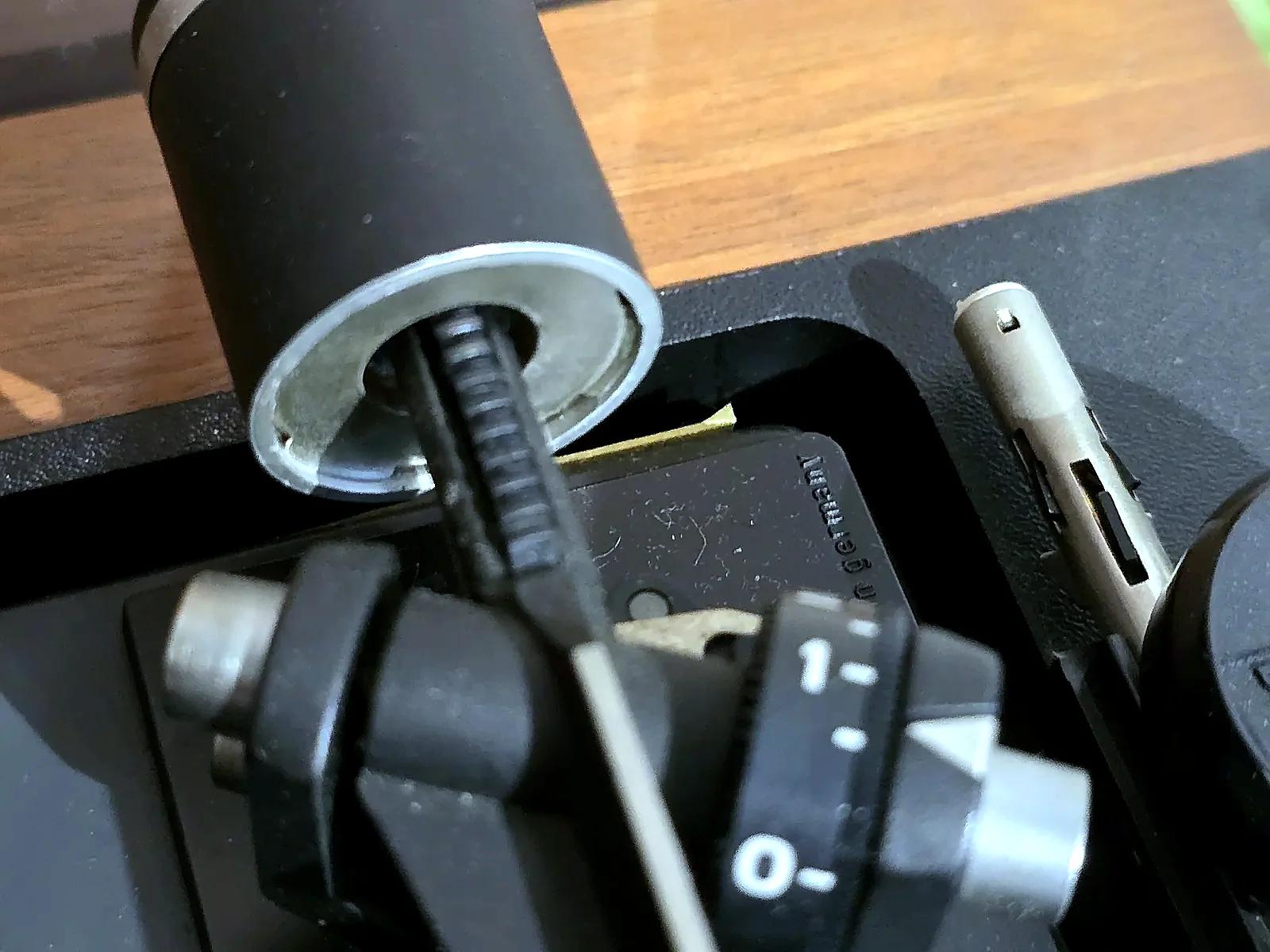 Detail am Tonarmbereich des Dual 1215 aus eigenem Bestand
