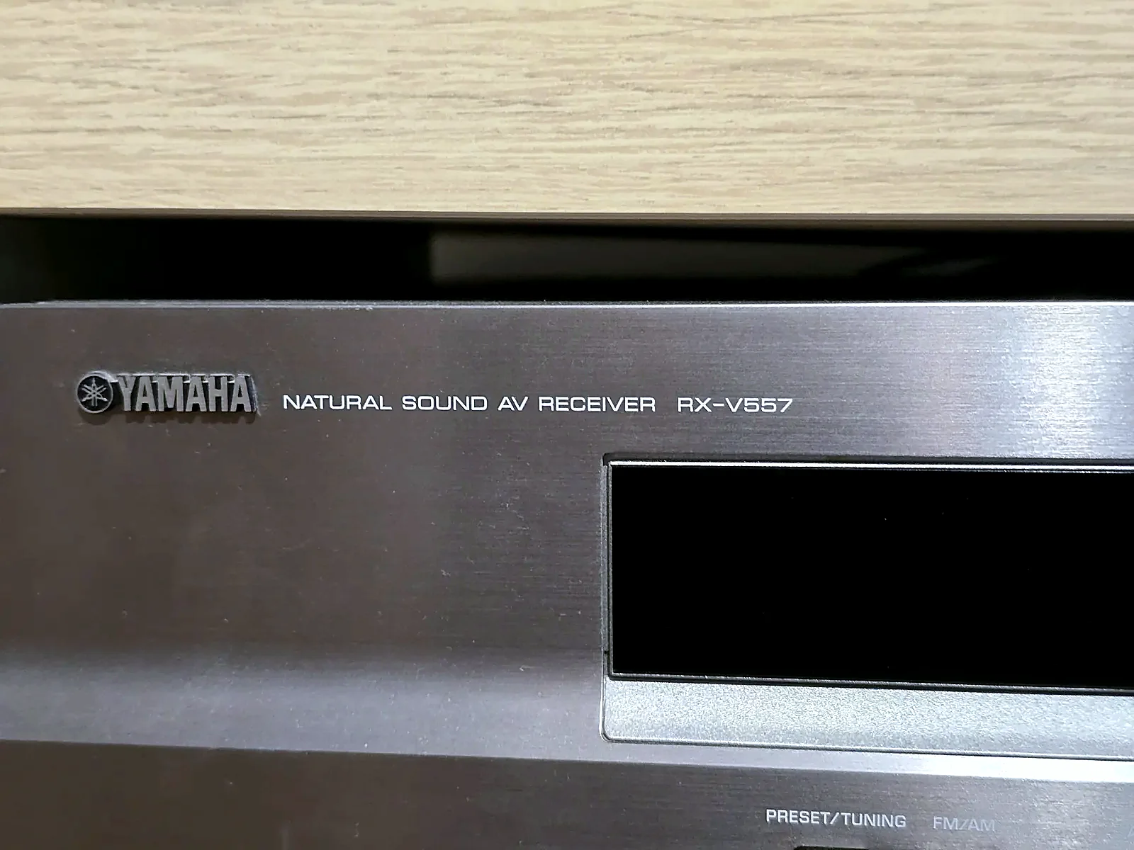 Modellbezeichnung Yamaha RX-V557 am eigenen Gerät